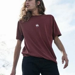 Afends Men's Flame Logo Retro Fit Tee Rojo -Baby Crib Clothing & Footwear Sales Store Afends Men s Flame Logo Retro Fit Tee Rojo M194013 Famous Rock Shop Newcastle 2300 NSW. Australia. 4 800x